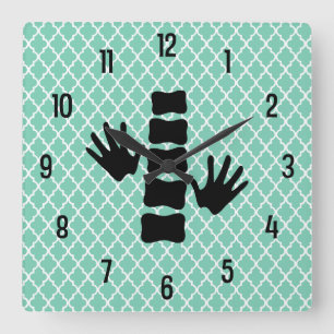 Manos de la quiropráctica y reloj de pared del