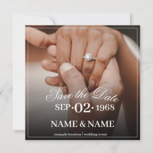 Manos de una pareja de novios de color con anillo