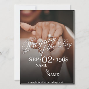 Manos de una pareja de novios de color con anillo