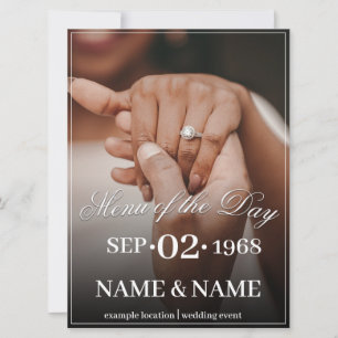 Manos de una pareja de novios de color con anillo