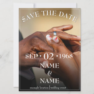 Manos de una pareja de novios de color se ponen la