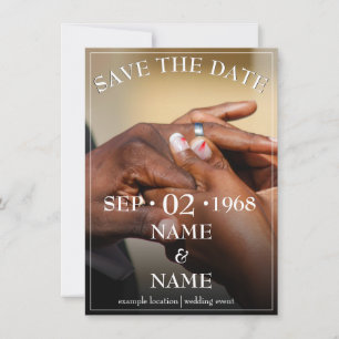 Manos de una pareja de recién casados con anillo