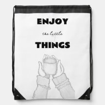 manos en blanco y negro con café en mochila