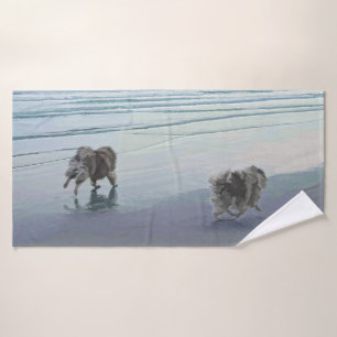 Manos en la pintura de perro en la costa