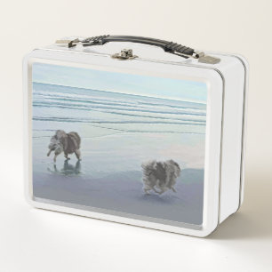 Manos en la pintura de perro en la costa