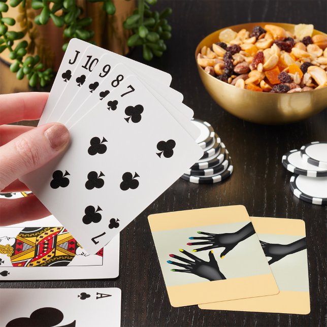 Manos negras con uñas pintadas jugando cartas (Subido por el creador)