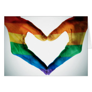 Manos pintadas como corazón del arco iris