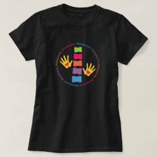 Manos quiroprácticas y camiseta espina