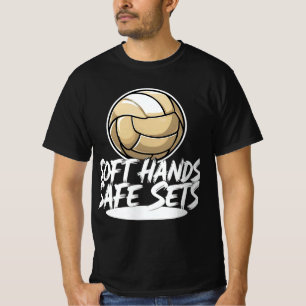 Manos suaves y seguras arman camiseta negra