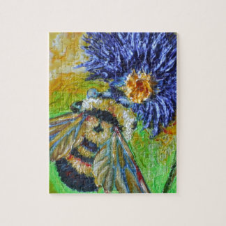 Manosee la abeja y el rompecabezas azul del aster
