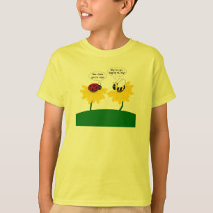 Manosee la camisa linda de la abeja y de la