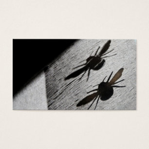 Manosee la sombra de la silueta de la abeja