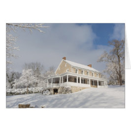 Mansión de piedra en nieve y luz del sol