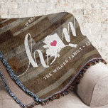 Manta Alaska Home State Personalizado Wood Look<br><div class="desc">Muestra algo de orgullo en el estado de casa con esta linda manta rústica de tiros de madera en imitación de una plancha con "casa" con letras en letras de caligrafía blanca con un mapa de silueta del estado de Alaska parado en la letra "O". Un ilustracion de corazón rosa...</div>