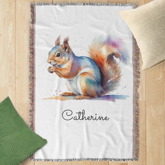 Manta Ardilla caprichosa de acuarela personalizada (A throw blanket with squirrel design in a watercolor style, personalized with a name)