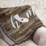 Manta Aspecto personalizado de madera del estado de Cali<br><div class="desc">Muestra algo de orgullo en el estado de casa con esta linda y rústica manta de tiros de madera en imitación de "casa" con letras en letras de caligrafía blanca con un mapa de siluetas del estado de California representando la letra "O". Un ilustracion de corazón rosa dentro del mapa...</div>