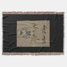 Bebé de águila y huellas en la arena "Un día"