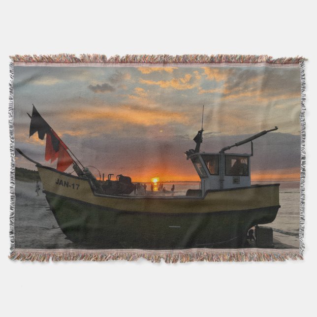 Manta bella puesta de sol sobre el mar y un barco de pes (Anverso)