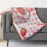 Manta Berry Sweet Love Strawberry Gingham Bride regalo<br><div class="desc">Presentamos nuestro "Berry Sweet Love" Throw Rug, la combinación perfecta entre el encanto vintage y la elegancia moderna de campo. Esta bonita manta capta la esencia de una despedida de soltera, de la noche a la mañana o de una ducha de novias con sus albornoces retro vintage y su diseño...</div>
