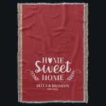 Manta Boda de parejas personalizadas<br><div class="desc">Una manta acogedora con las palabras Hogar dulce hogar y su nombre y fecha de boda. Personalice esta manta de lanzamiento roja y blanca para un hermoso regalo boda. Hay otros colores disponibles. Diseñado para ti por Blackberry Boulevard.</div>