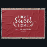Manta Boda de parejas personalizadas Throw Blanket<br><div class="desc">Una manta acogedora con las palabras Hogar dulce hogar y su nombre y fecha de boda. Personalice esta manta de lanzamiento roja y blanca para un hermoso regalo boda. Hay otros colores disponibles. Diseñado para ti por Blackberry Boulevard.</div>