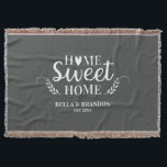Manta Boda de parejas personalizadas Throw Blanket<br><div class="desc">Una manta acogedora con las palabras Hogar dulce hogar y su nombre y fecha de boda. Personaliza esta manta de tiros grises y blancos para un hermoso regalo de boda o aniversario. Hay otros colores disponibles. Diseñado para ti por Blackberry Boulevard.</div>