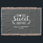 Manta Boda de parejas personalizadas Throw Blanket<br><div class="desc">Una manta acogedora con las palabras Hogar dulce hogar y su nombre y fecha de boda. Personaliza esta manta de tiros grises y blancos para un hermoso regalo de boda o aniversario. Hay otros colores disponibles. Diseñado para ti por Blackberry Boulevard.</div>