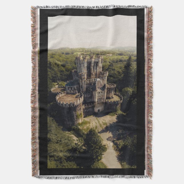 Manta Castillo de piedra gris alta en bosques verdes sob (Frente vertical)