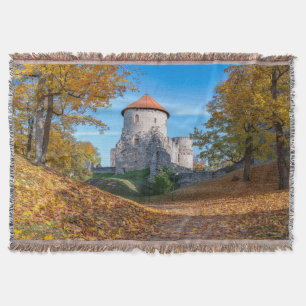 Manta Castillo medieval rodeado de bosques