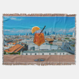 Manta Cóctel Spritz en una mesa con vistas a Milán