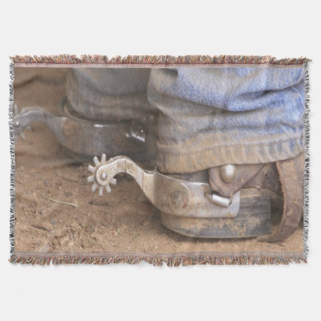 Manta Cowboy Boots Y Spurs Lanzan Una Cesta (Anverso)
