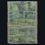 Manta El estanque Water-Lily, la pintura de aceite paisa<br><div class="desc">Claude Monet, 1899, GIverny, Francia aceite sobre lienzos, en su mayoría monocromático paisaje de arte fino, pintura al óleo impresionista que representa un tranquilo estanque tranquilo lleno de nenúfares color rosa pálido y ribetes de lirios verdes, con un puente verde sobre él. Se pueden ver sauces llorosos y otros árboles...</div>