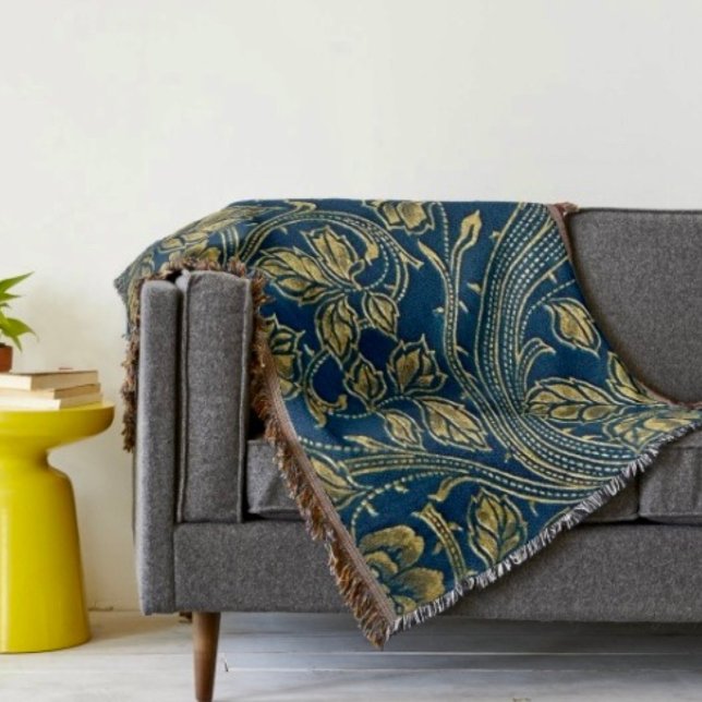 Manta Elegancia de Flor de Oro  (A warm throw blanket with an elegant floral design. )