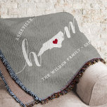 Manta Estado de origen de Carolina del Norte personaliza<br><div class="desc">Muestra algo de orgullo en el estado de casa con esta linda manta rústica de tiros grises que muestra "casa" con letras de caligrafía blanca con un mapa de siluetas del estado de Carolina del Norte representando la letra "O". Un ilustracion de corazón rojo dentro del mapa de estado completa...</div>