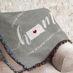 Manta Estado de origen de Dakota del Sur Personalizado<br><div class="desc">Muestra algo de orgullo en el estado natal con esta linda y rústica manta de tiros grises que muestra "casa" con letras de caligrafía blanca con un mapa de siluetas del estado de Dakota del Sur representando la letra "O". Un ilustracion de corazón rojo dentro del mapa de estado completa...</div>