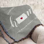 Manta Estado de origen de Kansas Personalizado<br><div class="desc">Muestra algo de orgullo en el estado de casa con esta linda manta rústica de tiros grises que muestra "casa" con letras de caligrafía blanca con un mapa de siluetas del estado de Kansas parado en la letra "O". Un ilustracion de corazón rojo dentro del mapa de estado completa el...</div>
