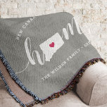 Manta Estado residencial personalizado de Connecticut<br><div class="desc">Muestra algo de orgullo del estado de casa con esta linda manta rústica de tiros grises con "casa" en letras de caligrafía blanca con un mapa de siluetas del estado de Connecticut parado por la letra "O". Un ilustracion de corazón rojo dentro del mapa de estado completa el diseño; puedes...</div>