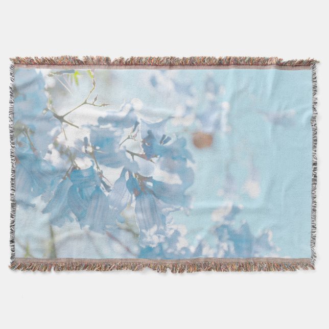 Manta Flores de árbol de jacarandá azul pastel suave (Anverso)