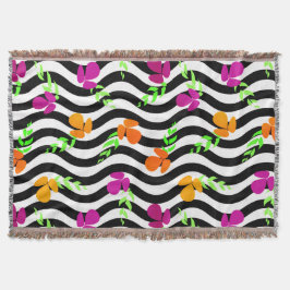 Manta flores sobre fondo ondulado blanco y negro