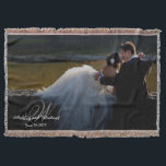 Manta FOTO PERSONALIZADA DEL Monograma KEEPSAKE<br><div class="desc">FOTO DEL monograma KEEPSAKE PERSONALIZADO NEWLYWED - Muévase y sorba cacao caliente bajo la calidez de este suave y cálido lanzamiento de algodón! ¡Una hermosa manera de preservar tus recuerdos bodas! Este diseño presenta su foto boda favorita, sangrado total en la manta, y se monogra en la esquina inferior izquierda...</div>
