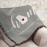 Manta Georgia Home State Personalizado<br><div class="desc">Muestra algo de orgullo en el estado de casa con esta linda manta rústica de tiros grises que muestra "casa" con letras de caligrafía blanca con un mapa de siluetas del estado de Georgia parado por la letra "O". Un ilustracion de corazón rojo dentro del mapa de estado completa el...</div>