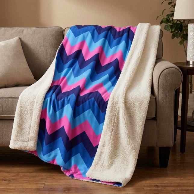 Manta Grande Sherpa de Chevrones Rosa Azul Fresco (Cool Blue Pink Chevrons Large Sherpa Blanket draped on sofa in a living room.)