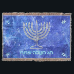 Manta Hanukkah Snowstorm Menorah<br><div class="desc">Un brillante oro Hanukkah menorah y "Chag Chanukkah Sameach" (Feliz Hanukkah) en un brillante texto azul y blanco superpuesto en una imagen fractal azul y blanco que recuerda a copos de nieve en una tormenta.</div>