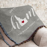 Manta Idaho Home State Personalizado<br><div class="desc">Muestra algo de orgullo en el estado de casa con esta linda y rústica manta de tiros grises que muestra "casa" con letras de caligrafía blanca con un mapa de siluetas del estado de Idaho parado en la letra "O". Un ilustracion de corazón rojo dentro del mapa de estado completa...</div>