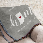 Manta Indiana Home State Personalizado<br><div class="desc">Muestra algo de orgullo en el estado de casa con esta linda manta rústica de tiros grises que muestra "casa" con letras de caligrafía blanca con un mapa de siluetas del estado de Indiana parado por la letra "O". Un ilustracion de corazón rojo dentro del mapa de estado completa el...</div>