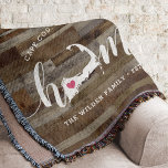 Manta La apariencia de madera personalizada de Cape Cod<br><div class="desc">Muestra algo de orgullo en la ciudad natal con esta linda y rústica manta de tiros de madera falsa con "casa" en letras de caligrafía blanca con un mapa de siluetas de Cape Cod parado en la letra "O". Un ilustracion de corazón rosa dentro del mapa de estado completa el...</div>