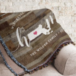 Manta La apariencia de madera personalizada del estado d<br><div class="desc">Muestra algo de orgullo en el estado de casa con esta bonita y rústica manta de tiros de madera en imitación de "casa" con letras en letras de caligrafía blanca con un mapa de siluetas del estado de Massachusetts para la letra "O". Un ilustracion de corazón rosa dentro del mapa...</div>