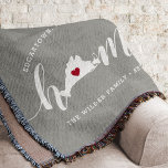 Manta La ciudad natal de Martha, personalizada<br><div class="desc">Muestra algo de orgullo en la ciudad natal con esta linda y rústica manta de tiros grises que muestra "casa" con letras de caligrafía blanca con un mapa de siluetas del viñedo de Martha de pie para la letra "O". Un ilustracion de corazón rojo dentro del mapa de estado completa...</div>