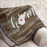 Manta La mirada personalizada de la madera del estado de<br><div class="desc">Muestra algo de orgullo en el estado de su casa con esta linda manta rústica de tiros de madera en imitación de "casa" con letras de caligrafía blanca con un mapa de silueta del estado de Virginia Occidental representando la letra "O". Un ilustracion de corazón rosa dentro del mapa de...</div>