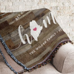 Manta Maine Home State Personalized Rustic Wood Look<br><div class="desc">Muestra algo de orgullo en el estado de casa con esta linda y rústica manta de tiros de madera en imitación de "casa" con letras de caligrafía blanca con un mapa de silueta del estado de Maine representando la letra "O". Un ilustracion de corazón rosa dentro del mapa de estado...</div>